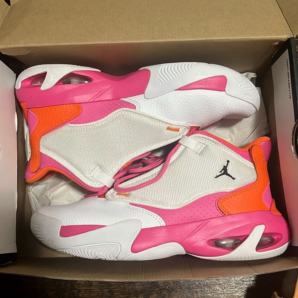 Jordan Max Aura 4 (GS) | White/Pinksicle-safety Orange shoe size 6.5